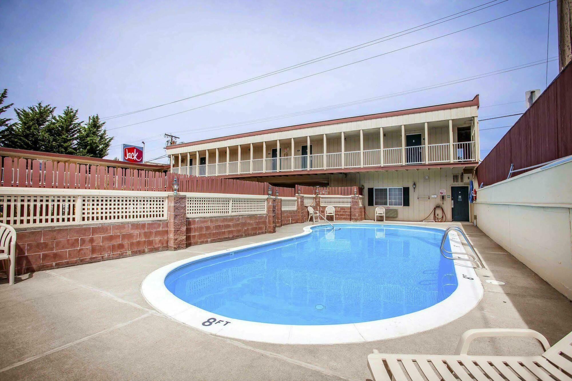 Quality Inn & Suites Bremerton Near Naval Shipyard Exterior photo